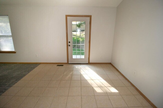 Building Photo - 3 Bedroom on a Large Corner Lot!   OAKWOOD...