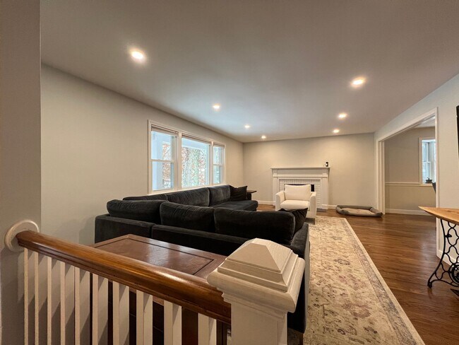 Building Photo - AVAIL 2/1: Single Family 4 Bed/ 3 Bath (Me...