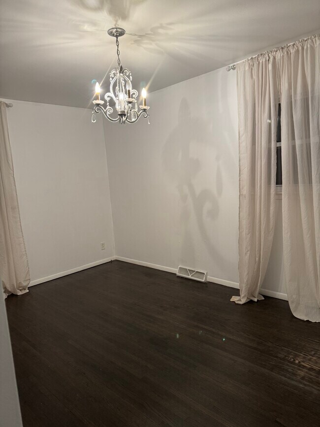 Dormitorio 2 - 2305 Mayfield Ave