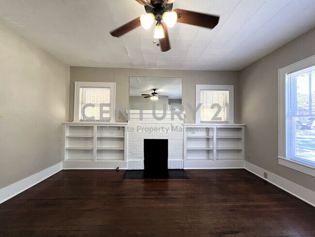 Building Photo - Cute 1/1 Duplex Just Minutes from Campus R...