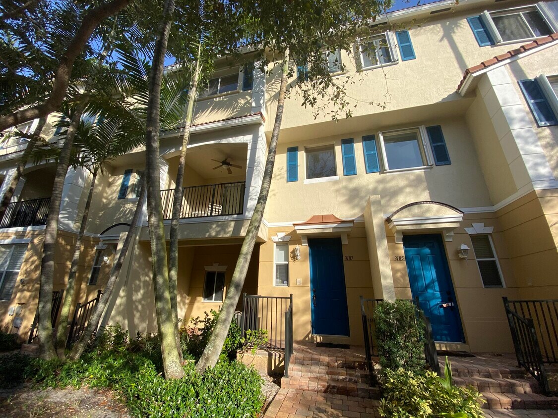 Primary Photo - 3187 N Oasis Dr
