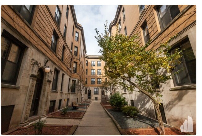 Foto del edificio - 440 W Belden Ave