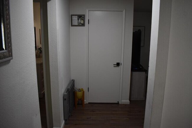 Building Photo - 2216 Jeanine Dr