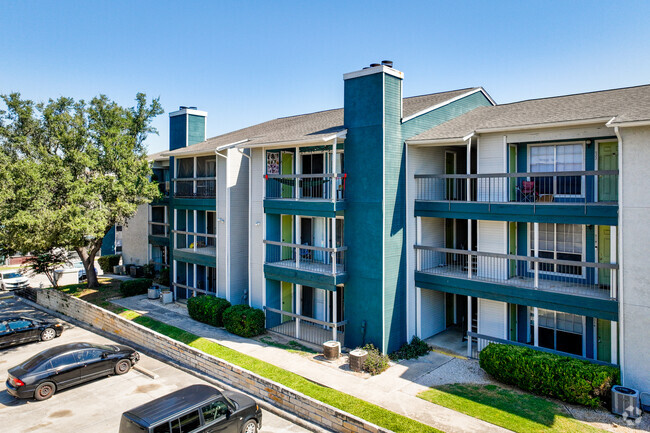 Building Photo - The Summit Apartments