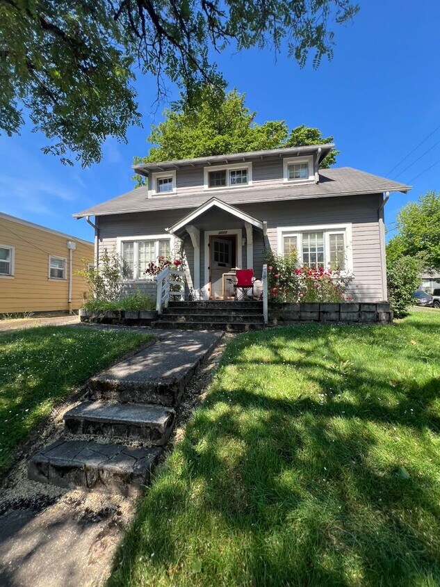 Primary Photo - 4 Bedroom Campus House!