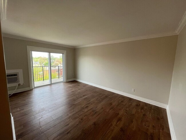 Living Room - 570 William St