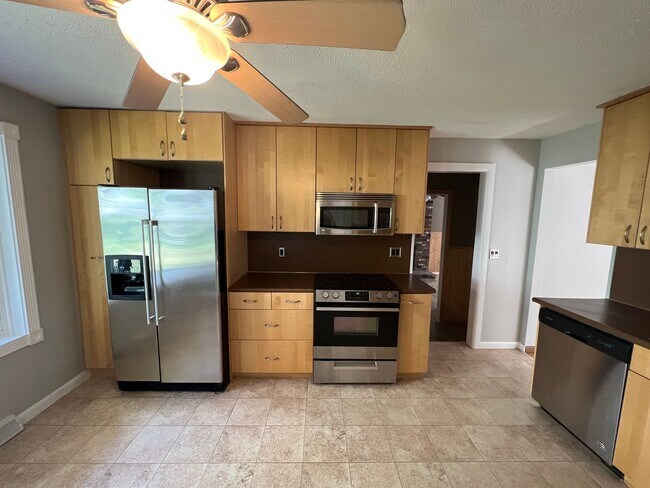 Foto del edificio - Spacious 3 Bedroom Ranch