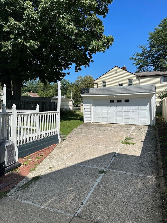 Foto del edificio - Gorgeous 3 bd, 2 bath South Euclid Home Awaits!