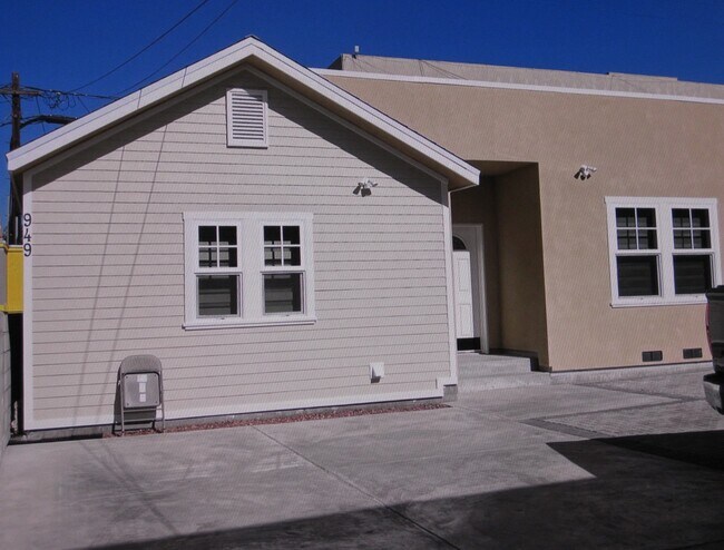 Building Photo - 947 S Bronson Ave