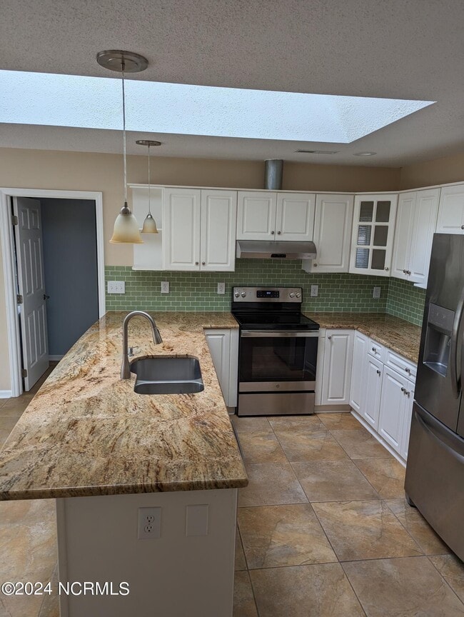 Building Photo - 102 Pine Needle Dr