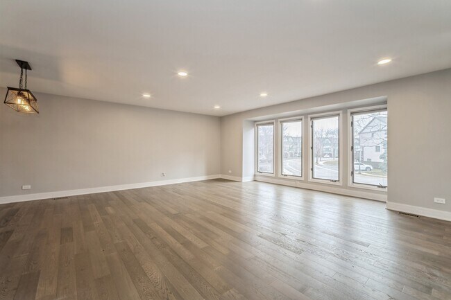 Building Photo - 933 W Essex Pl