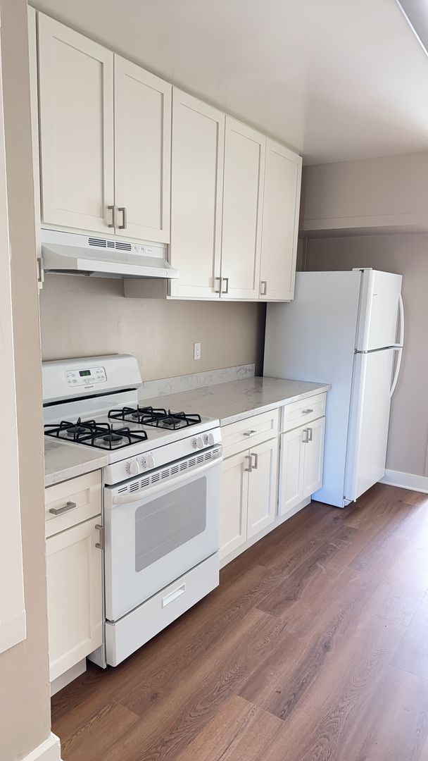 Foto del edificio - Bright Sunnyside Home with Fireplace, Bay Windows & Private Backyard!