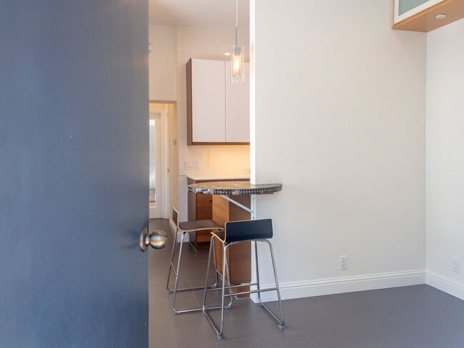 Building Photo - 1Bed/1Bath! Parking! Laundry! Garden! Pet! PROGRESSIVE