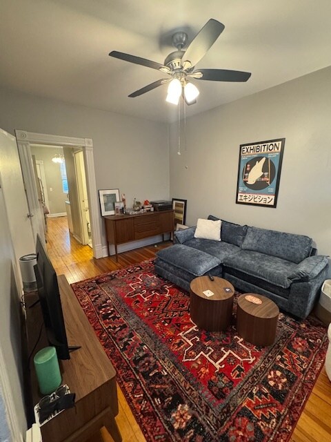 Foto del edificio - 2222 W Dickens Ave