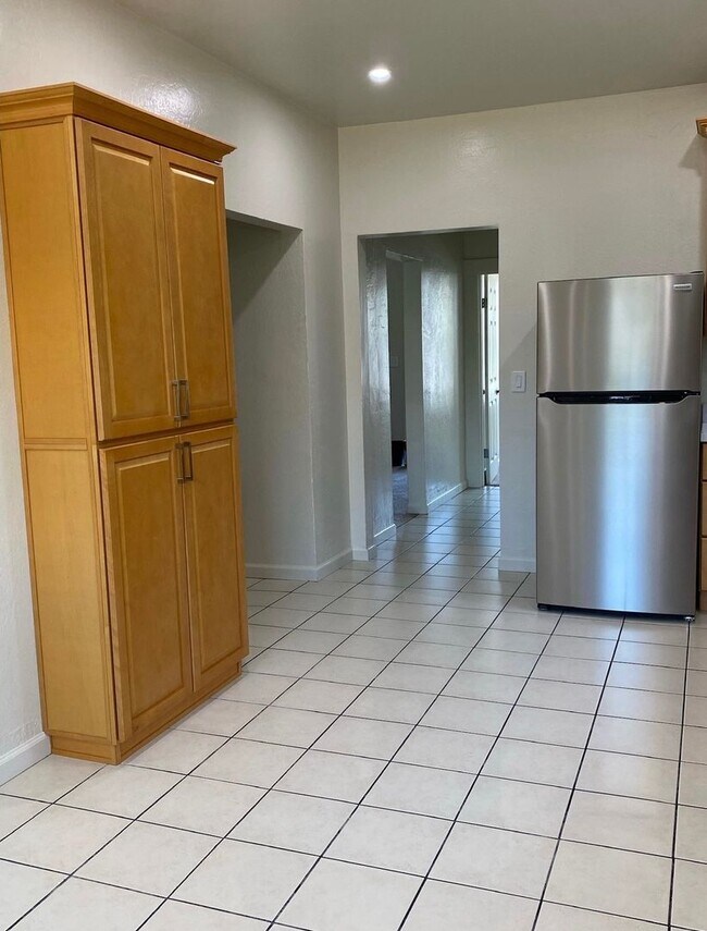 Foto del edificio - Charming & Cheery 3-Bedroom Duplex in Old ...