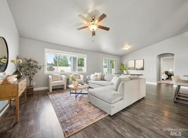 Building Photo - Beautiful North Meridian Home with Upgrade...