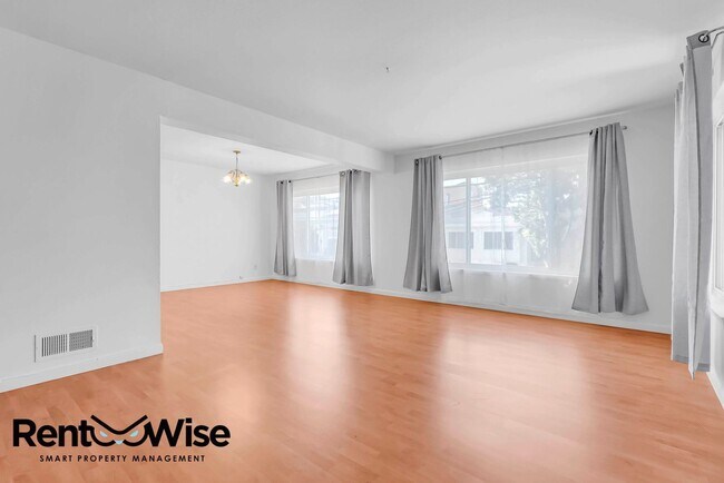 Foto del edificio - 214 Miramar Ave