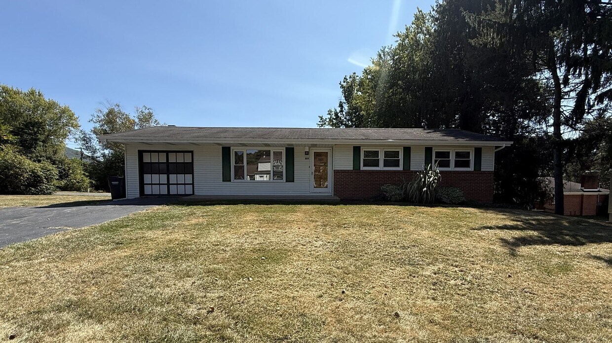 Foto principal - Three Bedroom Ranch