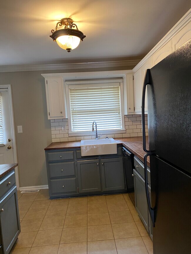 Kitchen - 103 Meadowlark Dr