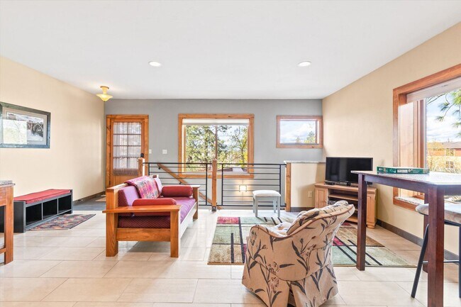Building Photo - Fully-Furnished Short-Term Rental on South...