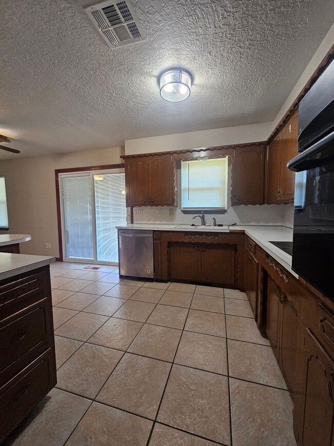 Foto del edificio - (2) Bed/(2) Bath with Storm Shelter Avail ...