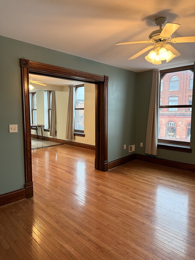 Building Photo - 215 6th St