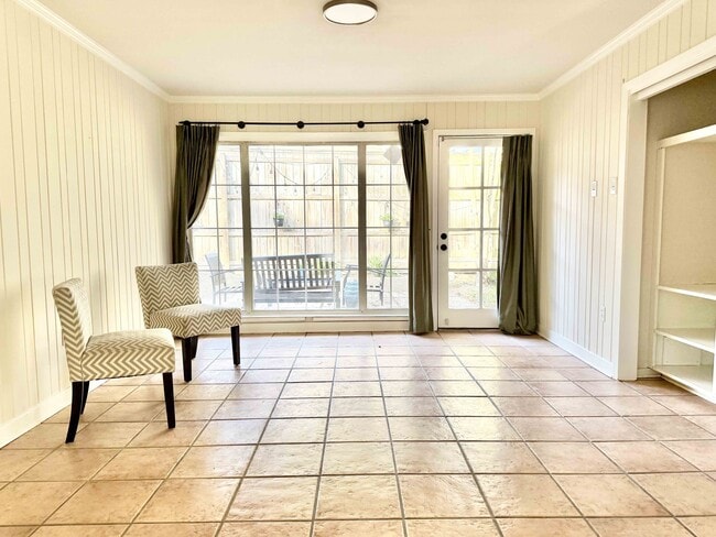 Building Photo - 4647 Loyola Dr