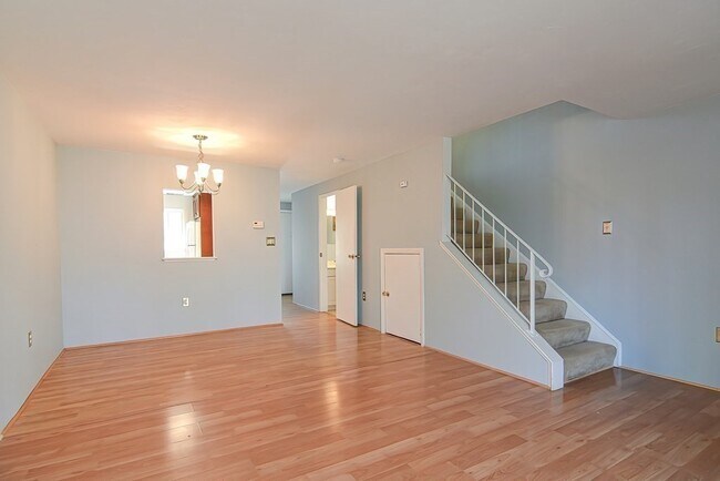 Building Photo - 18 Silver Hill Ln