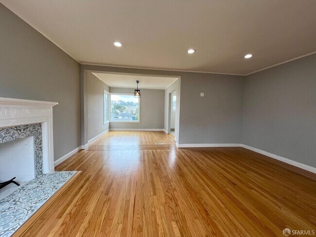 Building Photo - 206 Garden Ln