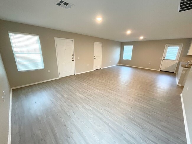 Building Photo - Awesome 1-story | 3-bedroom | 2-bath | Easy access to Brooks City Base & Ft Sam