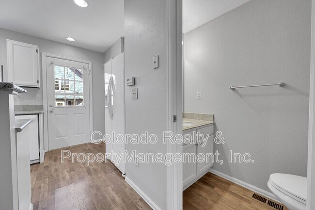 Building Photo - 1239 S Flower Cir