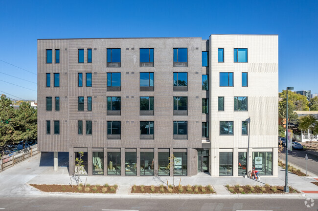 Building Photo - La Tela