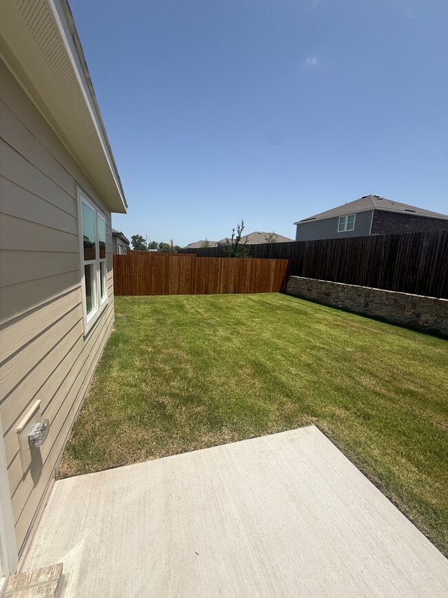Building Photo - 906 Independence Trl