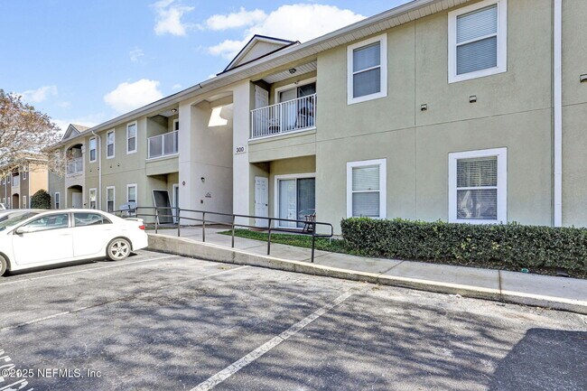 Foto del edificio - 7920 Merrill Rd