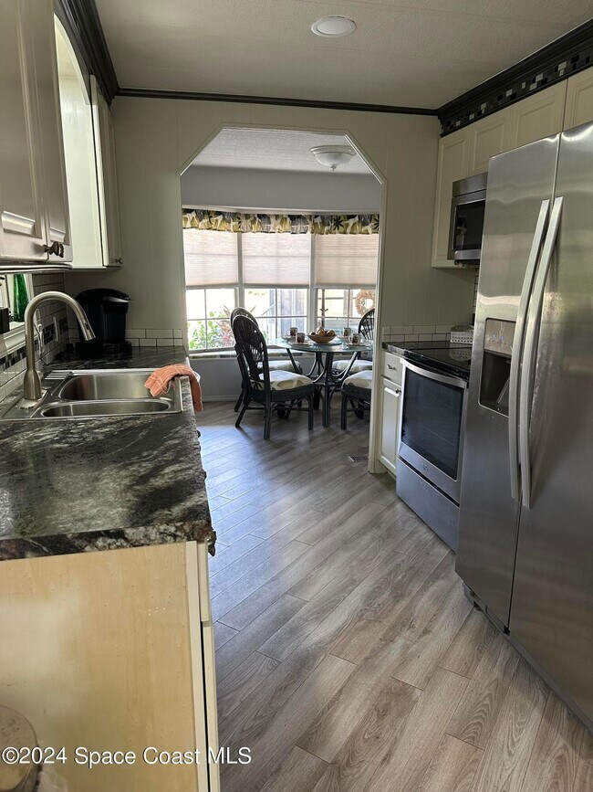 Foto del edificio - 1437 Barefoot Cir