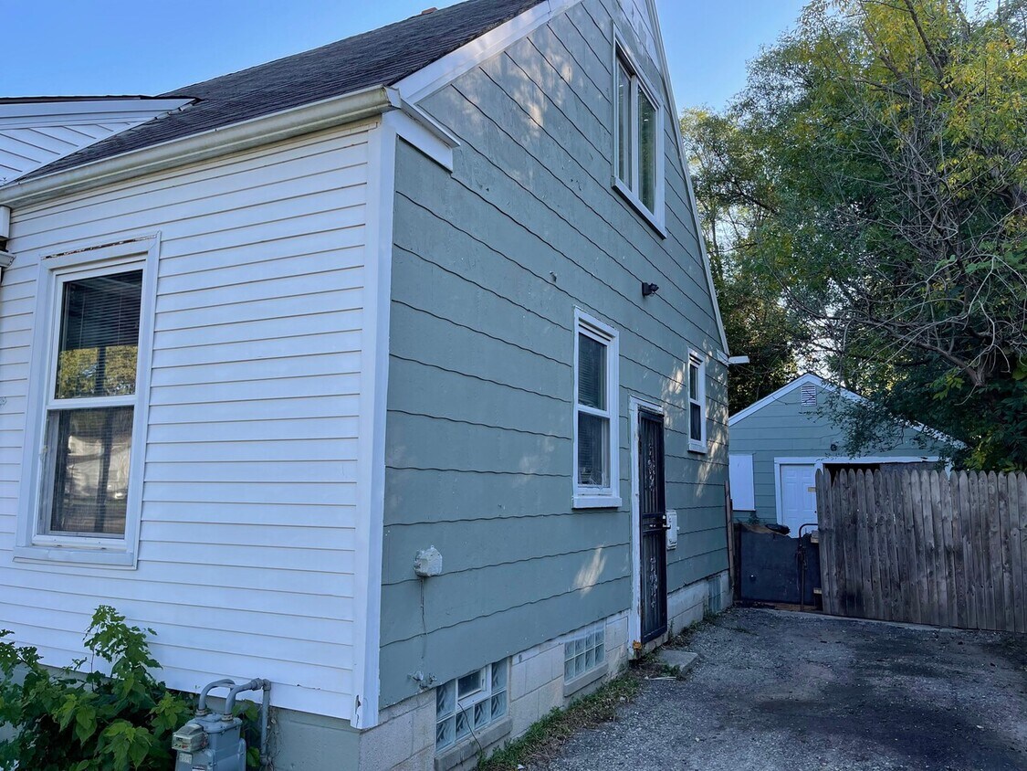 Building Photo - 9912 Evergreen