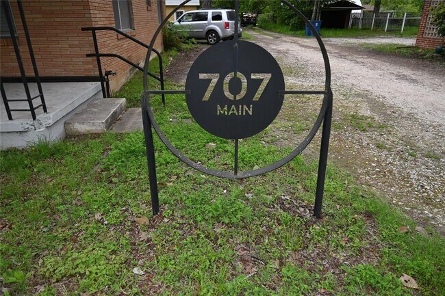 Foto del edificio - 707 N Main St