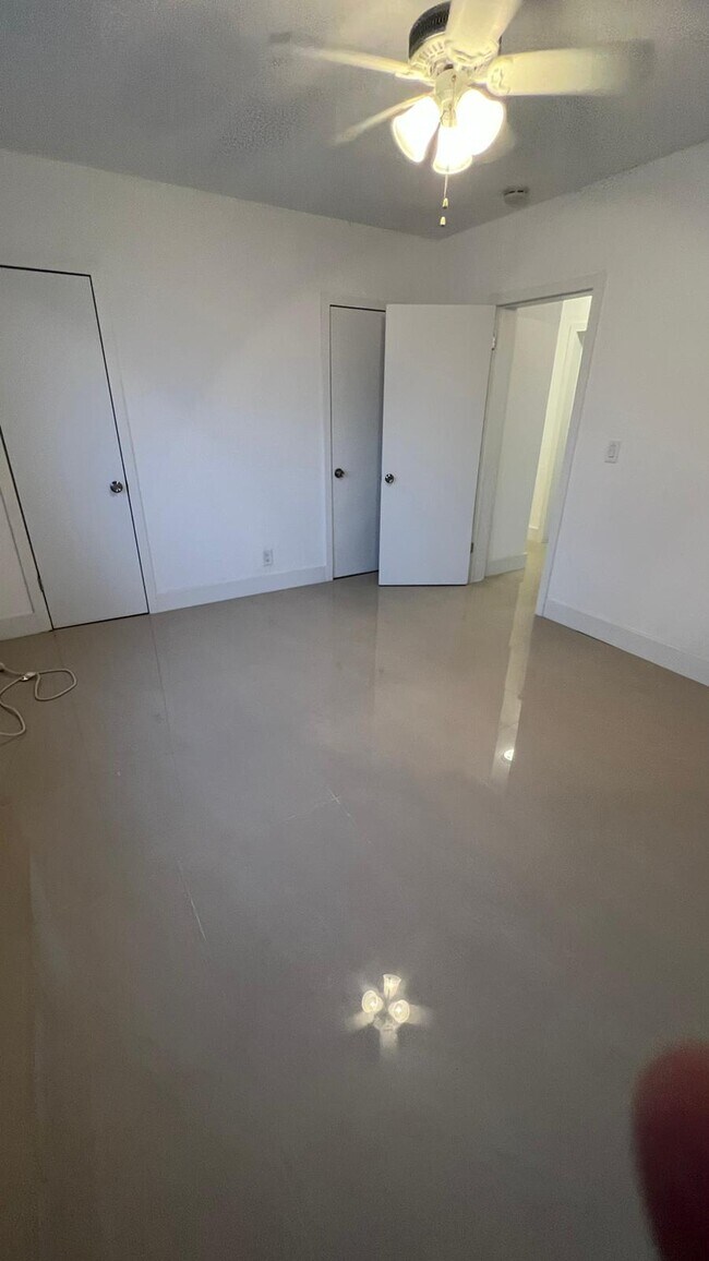 Foto del edificio - 7821 Byron Ave