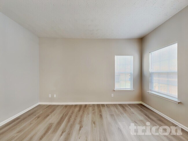 Building Photo - 5005 Eagle Creek Dr