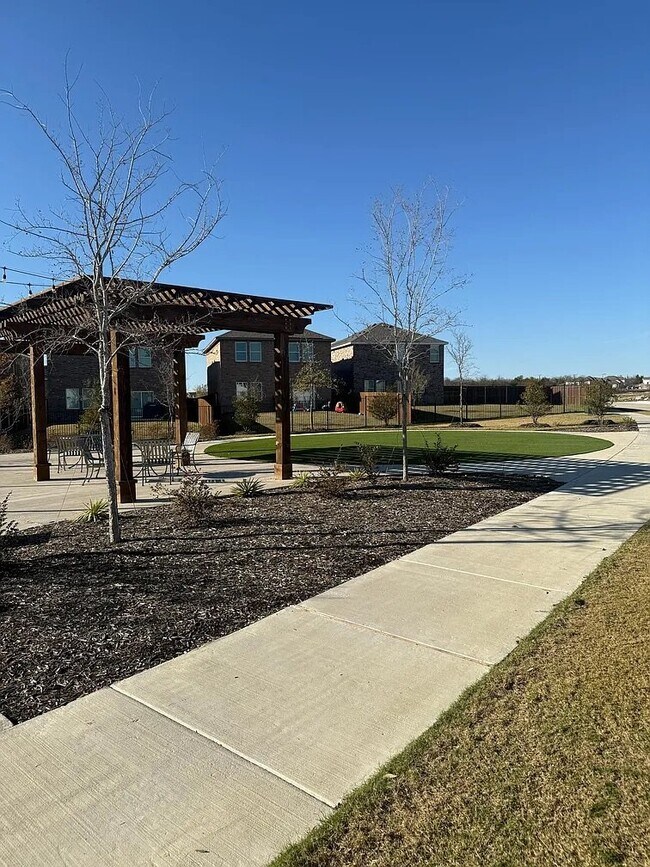 Building Photo - 2114 Mdw Pk Dr