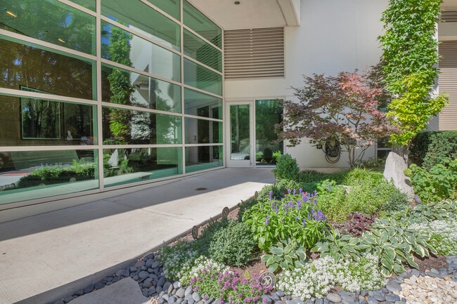 Foto del edificio - 1570 Elmwood Ave