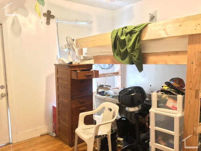 Foto del edificio - No Brokers Fee, Large Unit Walking Distance to BU. Large Deck, Laundry, Eat-in Kitchen, Lots of S...