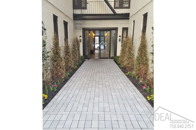 Foto del edificio - 218 W 23rd St