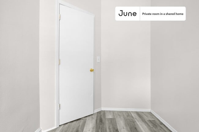 Building Photo - Private bedroom in 3 bed/1 bath Home