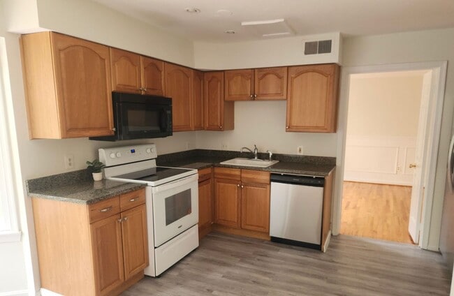 Building Photo - Potomac Village - 4 beds + 3.5 Baths, 3 fi...