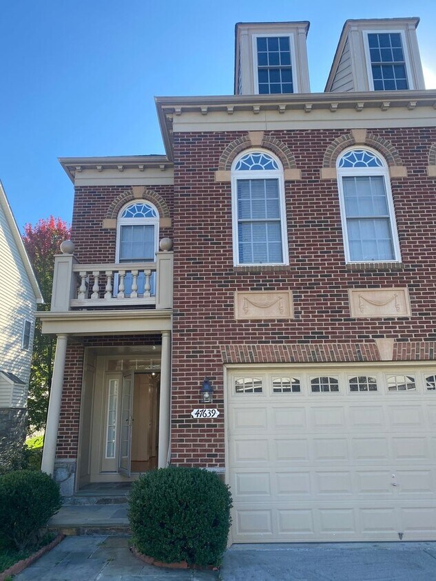 Primary Photo - 3 Bedroom Townhome in Sterling, with a lar...