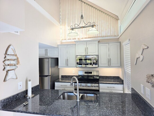 Foto del edificio - Waterfront condo with community pool!