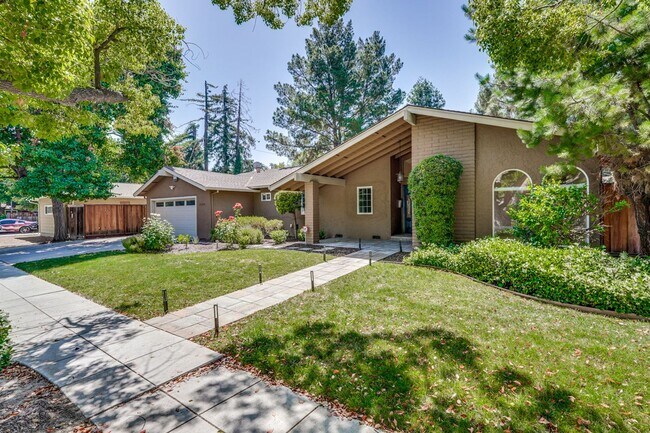 Foto del edificio - Recently Remodeled Home- Gourmet Kitchen- Near Downtown Campbell - 1 Primary Suite and 1 Junior S...