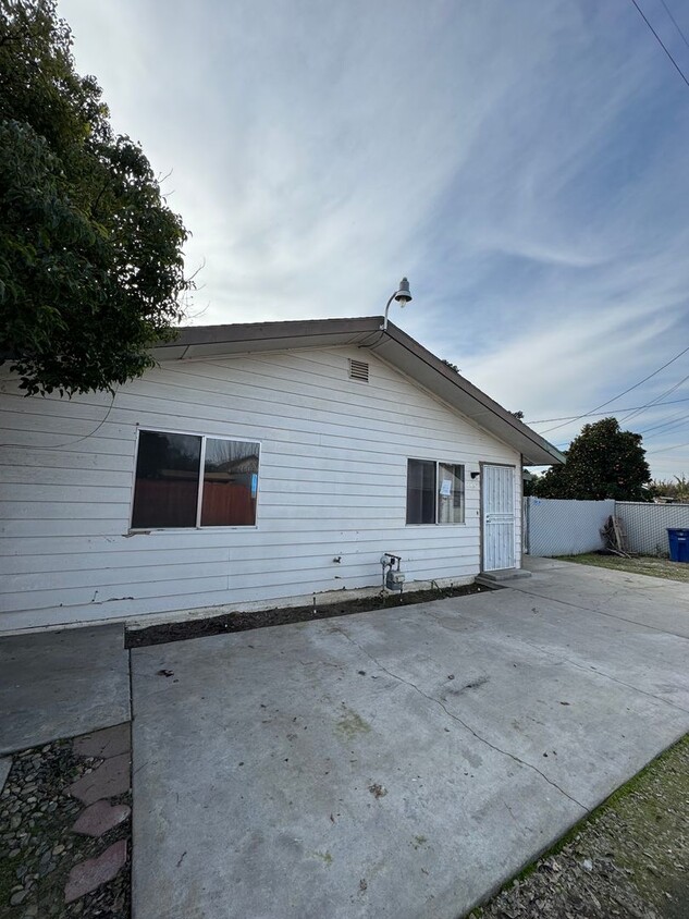 Building Photo - Comfortable 2-Bedroom Home in a Prime Reedley Location!
