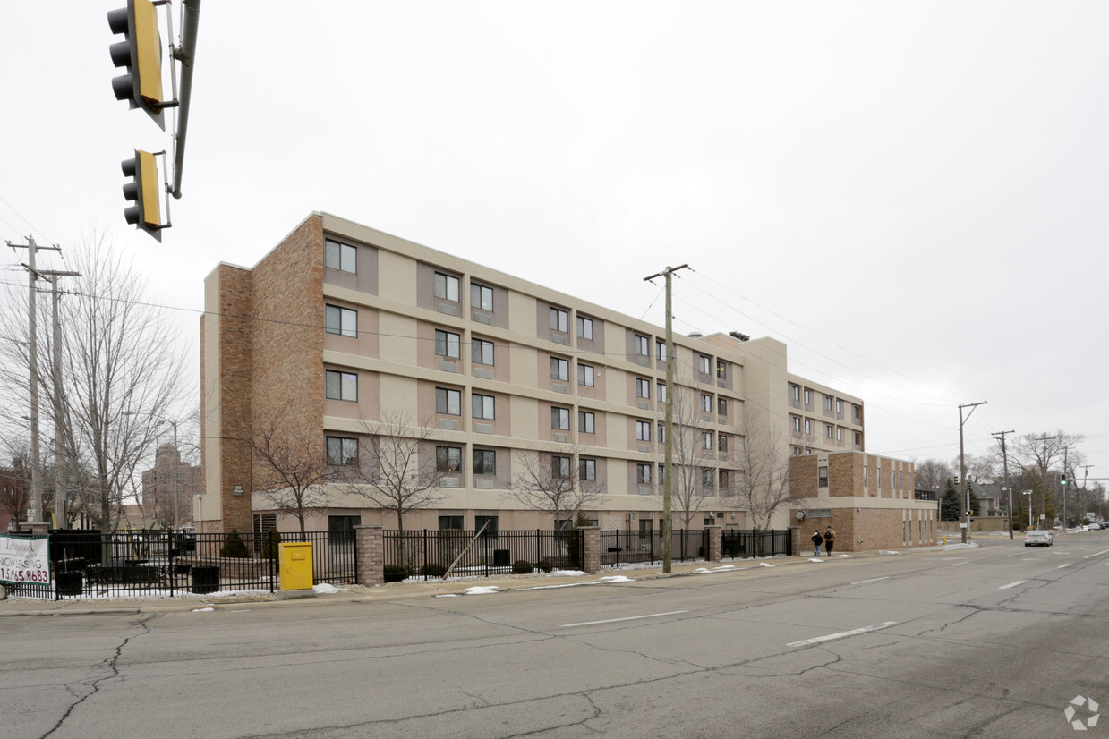 Longwood Plaza - Apartments In Rockford, Il 